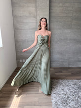 Cargar imagen en el visor de la galería, Loretta - Vestido largo plisado verde sage
