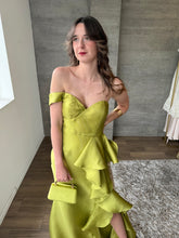 Cargar imagen en el visor de la galería, Solenne - Vestido largo satinado con olanes verde
