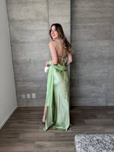 Cargar imagen en el visor de la galería, Perlaire - Vestido largo satinado verde salvia
