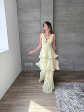 Cargar imagen en el visor de la galería, Juliette - Vestido largo plisado con olanes amarillo mantequilla
