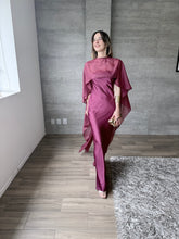 Cargar imagen en el visor de la galería, Sodi - Vestido largo de satín con capa color ciruela
