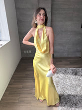 Cargar imagen en el visor de la galería, Milah - Vestido largo halter de satin amarillo
