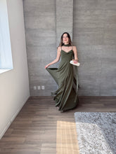 Cargar imagen en el visor de la galería, Gabrielle - Vestido largo olivo
