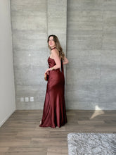 Cargar imagen en el visor de la galería, Elodie - Vestido largo de un hombro color vino
