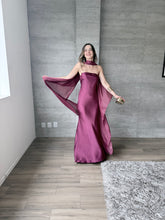 Cargar imagen en el visor de la galería, Sodi - Vestido largo de satín con capa color ciruela
