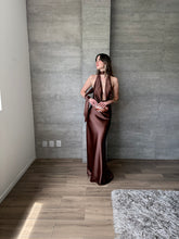 Cargar imagen en el visor de la galería, Milah - Vestido largo halter de satín chocolate
