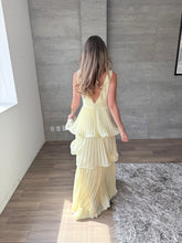 Cargar imagen en el visor de la galería, Juliette - Vestido largo plisado con olanes amarillo mantequilla
