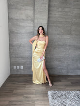 Cargar imagen en el visor de la galería, Marena - Vestido strapless de satín amarillo
