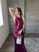 Cargar imagen en el visor de la galería, Vittoria - Vestido halter color berenjena
