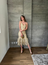 Cargar imagen en el visor de la galería, Ophelia - Vestido midi crochet dorado
