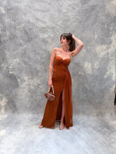 Cargar imagen en el visor de la galería, Barbadillo - Vestido largo de mesh con corset color terracota
