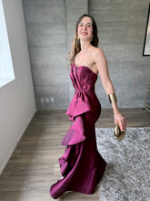 Cargar imagen en el visor de la galería, Odetta - Vestido largo strapless con olanes vino
