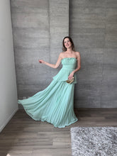 Cargar imagen en el visor de la galería, Palmares - Vestido largo plisado verde menta
