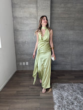 Cargar imagen en el visor de la galería, Lucciana - Vestido largo de satín lima

