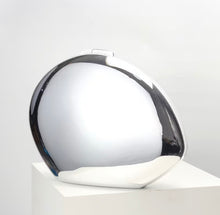 Cargar imagen en el visor de la galería, Clutch redondo tipo espejo
