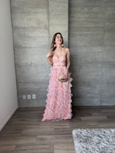 Cargar imagen en el visor de la galería, Coraline - Vestido largo strapless de tul rosa
