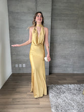 Cargar imagen en el visor de la galería, Piera - Vestido largo satinado color oro

