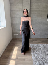Cargar imagen en el visor de la galería, Zita - Vestido largo de satín negro

