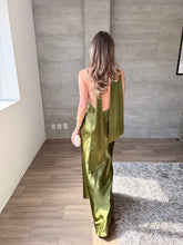 Cargar imagen en el visor de la galería, Milah - Vestido largo halter de satín verde musgo
