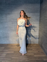 Cargar imagen en el visor de la galería, Maelle - Vestido halter con detalle de flor blanco
