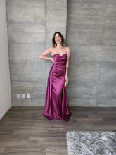 Cargar imagen en el visor de la galería, Milana - Vestido largo strapless ciruela
