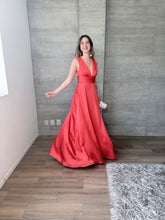 Cargar imagen en el visor de la galería, Andalucía - Vestido largo de satín coral

