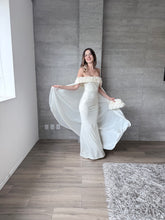 Cargar imagen en el visor de la galería, Arabelle - Vestido largo con capa crema
