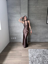 Cargar imagen en el visor de la galería, Nougat - Vestido largo satinado chocolate
