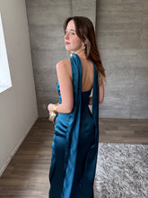 Cargar imagen en el visor de la galería, Marena - Vestido strapless de satín verde azulado
