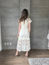 Cargar imagen en el visor de la galería, Loto - Vestido midi crochet color crema

