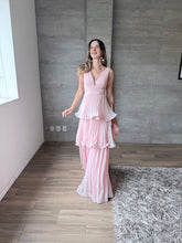 Cargar imagen en el visor de la galería, Juliette - Vestido largo plisado con olanes rosa pastel
