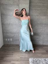 Cargar imagen en el visor de la galería, Caliz - Vestido largo satinado azul claro
