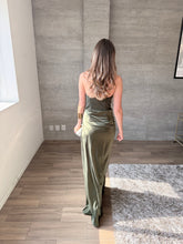 Cargar imagen en el visor de la galería, Praiano olivo - Vestido largo strapless olivo
