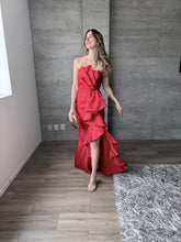Cargar imagen en el visor de la galería, Odetta - Vestido largo strapless rojo
