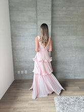 Cargar imagen en el visor de la galería, Juliette - Vestido largo plisado con olanes rosa pastel
