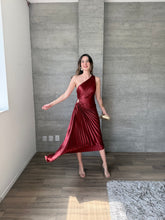 Cargar imagen en el visor de la galería, Nicola - Vestido midi plisado vino
