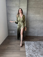 Cargar imagen en el visor de la galería, Clare - Vestido largo com mangas olivo
