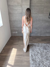 Cargar imagen en el visor de la galería, Lisai - Vestido satinado color crema
