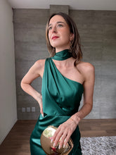 Cargar imagen en el visor de la galería, Mariella - Vestido satinado largo verde esmeralda
