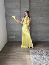 Cargar imagen en el visor de la galería, Milah - Vestido largo halter de satin amarillo
