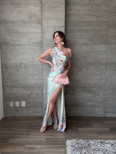 Cargar imagen en el visor de la galería, Allure - Vestido largo satinado verde con estampado floral
