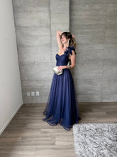 Cargar imagen en el visor de la galería, Minerva - Vestido largo de tul con escarola marino
