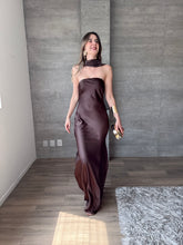 Cargar imagen en el visor de la galería, Sodi - Vestido largo strapless satinado café
