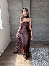 Cargar imagen en el visor de la galería, Sodi - Vestido largo strapless satinado café
