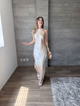 Cargar imagen en el visor de la galería, Lisai - Vestido satinado color crema
