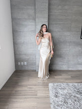 Cargar imagen en el visor de la galería, Sodi - Vestido largo de satín con capa champagne
