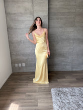 Cargar imagen en el visor de la galería, Aranza - Vestido largo amarillo
