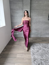 Cargar imagen en el visor de la galería, Caliz - Vestido largode satín ciruela
