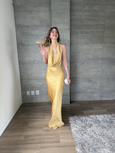Cargar imagen en el visor de la galería, Milah - Vestido largo halter de satín dorado
