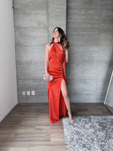 Cargar imagen en el visor de la galería, Carole - Vestido largo satinado naranja

